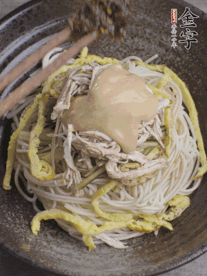 生抽1勺、醋1勺、芝麻醬1勺、金字火腿大師醬1勺。