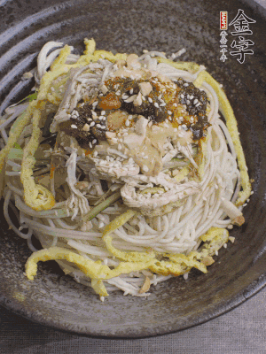 撒上花生碎、白芝麻、蔥花。