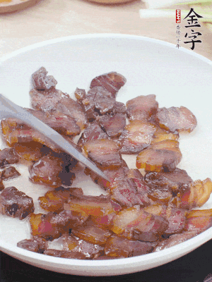 熱鍋少油，醬油肉煸出油脂，盛出。