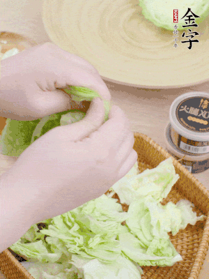 卷心菜掰成小片。
