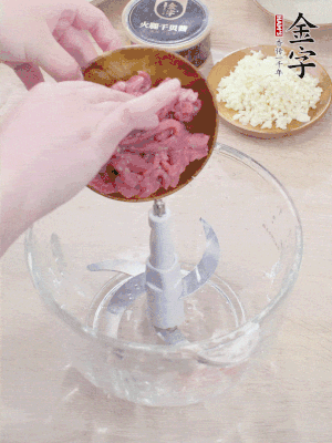 牛肉攪成牛肉泥。