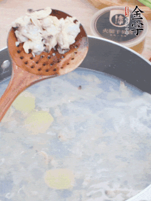 沸水下花蛤肉、姜片、料酒焯水。