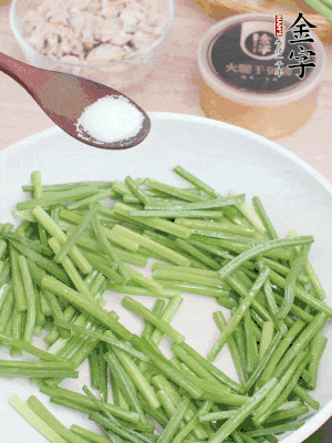 起鍋熱油，下韭菜苔炒至變色。加少許鹽。