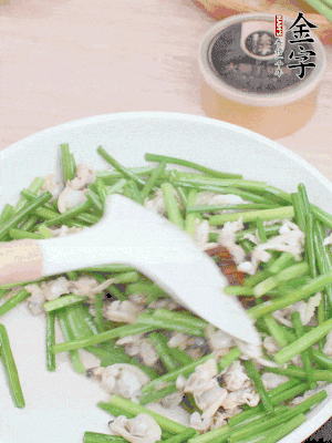 再下花蛤肉、1勺金字火腿干貝醬翻炒攪勻。