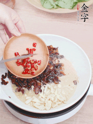 爆香蒜末、小米辣。