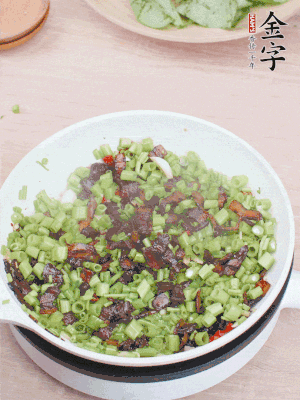 1勺生抽、1勺蠔油、1點(diǎn)點(diǎn)白糖調(diào)味。