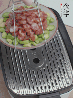 蠶豆鋪底，香腸鋪上，上鍋蒸15分鐘。