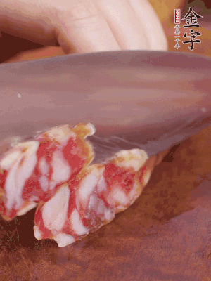 金字香腸斜切成大片。