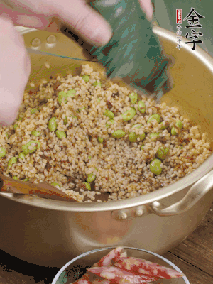 再附一張粽子，一齊向后折疊，線繩捆綁。