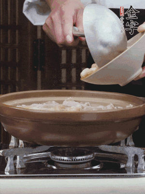 燜煮30分鐘，下花生、紅棗煮5分鐘。（花生提前預(yù)煮15分鐘）