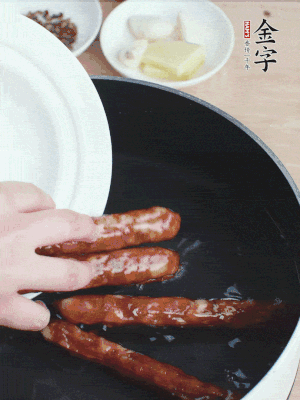 金字香腸水煮15分鐘，撈出切薄片。