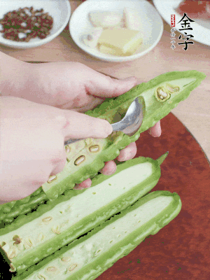 苦瓜去籽切薄片，一點鹽拌勻，10分鐘后沖洗控干。香蔥切蔥花、姜切末、蒜拍碎、干辣椒切圈。