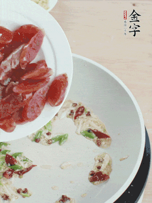 放香腸、苦瓜快速翻炒。