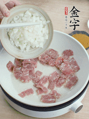 依次下洋蔥、紅菜椒、豌豆粒、玉米粒翻炒均勻。