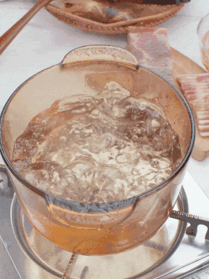 春筍切片焯水3分鐘，去除草酸澀味。