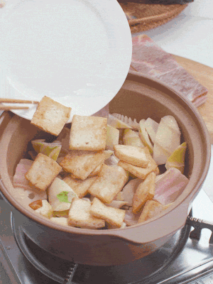 依次下春筍、豆腐，開水沒過食材。