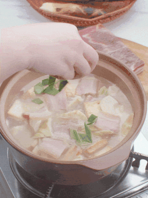 一小撮鹽、糖、雞精調(diào)味，最后撒點(diǎn)蒜葉點(diǎn)綴。