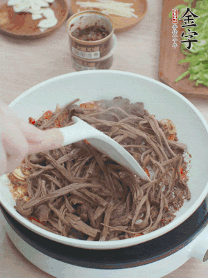 下茶樹菇煸炒4分鐘。