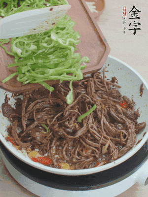 水分煸干，下青椒絲快炒1分鐘。