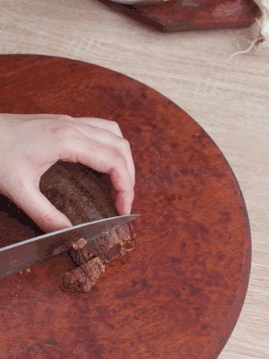 金字臘肉水煮15分鐘，切片。