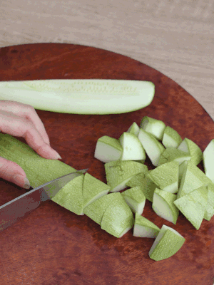 西葫蘆去籽縱向切成4份，斜切成厚片。