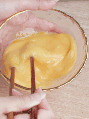 雞蛋調(diào)入少許黃酒打散。