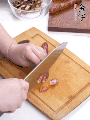 干香菇泡發(fā)切片，金字香腸切片，春筍切大粒。