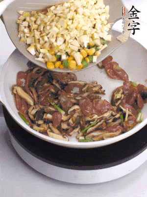 鍋里熱油，爆香蔥白，下香腸片炒至微微出油，加時蔬粒、香菇粒、春筍粒翻炒均勻。