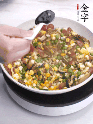 加2勺生抽、1勺蠔油、半勺老抽調味。