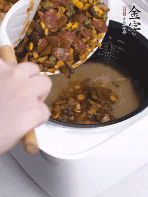 鋪在洗好的大米上，加清水，與食材持平。