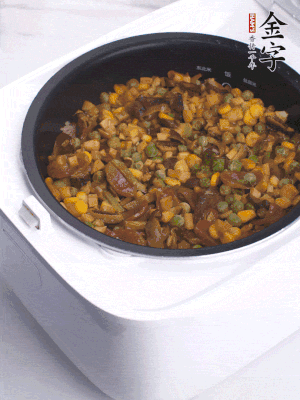 電飯煲按煮飯鍵，出鍋撒蔥花。