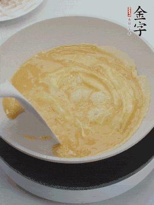 2個(gè)雞蛋炒散。