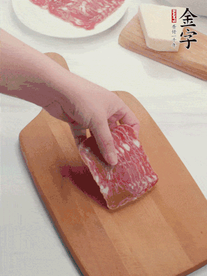 金字培根火腿改刀切小片；白洋蔥切??；新鮮豌豆剝殼。