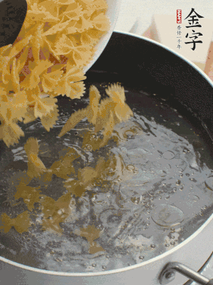 蝴蝶面加橄欖油煮熟；豌豆焯水30秒。