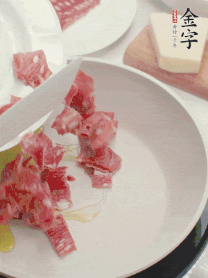 橄欖油煸香金字培根火腿。依次下豌豆、蝴蝶面、洋蔥。