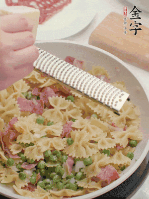 收汁后加入帕爾瑪芝士、歐芹碎和檸檬汁。