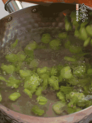 鍋中水沸，放一撮鹽，下蠶豆豆瓣焯3分鐘，下百合，3秒撈出，一起撈出瀝水。