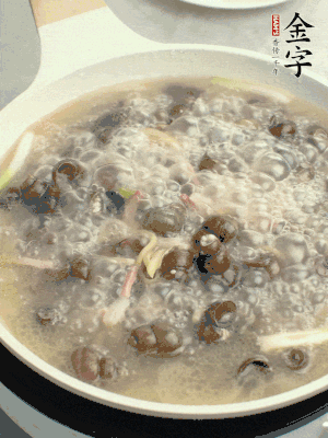 放辣椒，加一點鹽、糖，大火翻炒。