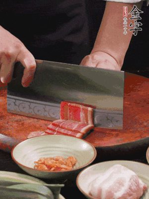 金字火腿上方切薄片，鮮五花肉切薄片。