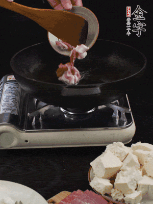 冷油潤(rùn)鍋，下五花肉煸香。