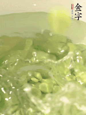 新鮮蠶豆熱水焯水30秒，然后浸入涼水。