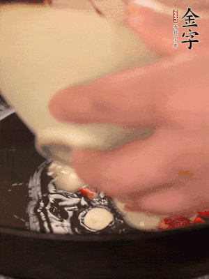 豬油潤鍋，下辣椒、大蒜、火腿片煸香。