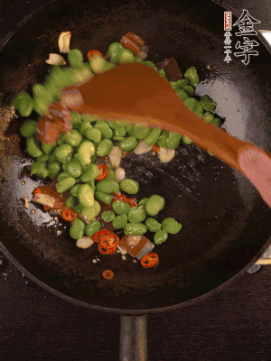 再下蠶豆煸炒，加1勺料酒調(diào)味。