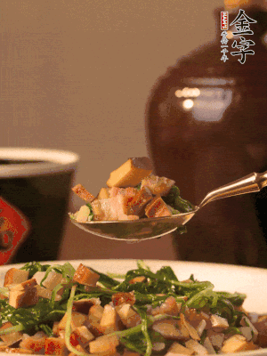 出鍋前嘗味，味淡加點(diǎn)鹽。