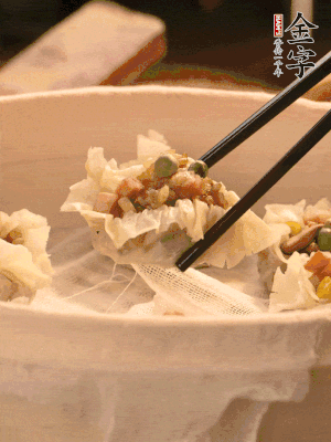 包好的燒賣放在蒸籠上，水開后蒸8分鐘左右。