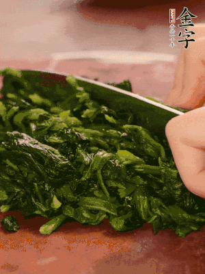 洗凈的菠菜加鹽焯水，撈出晾涼后攥干切碎。胡蘿卜切細(xì)絲。金字烤腸切園片。