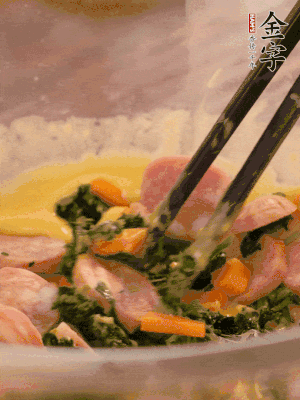 雞蛋、面粉、玉米油攪拌到無(wú)顆粒狀態(tài)。再加入菠菜、胡蘿卜、烤腸。少許鹽調(diào)味。