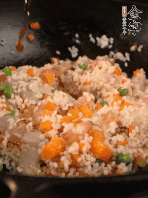 加入糯米翻炒均勻。最后加入蝦仁，用1勺料酒、1勺生抽、1/2勺鹽調味。