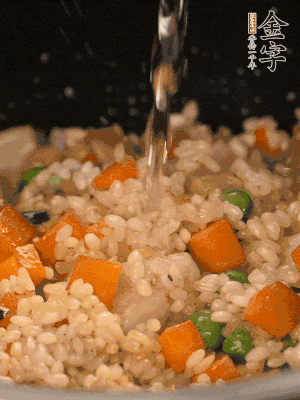 把食材轉移到電飯鍋中，倒入點清水，正常煮飯。