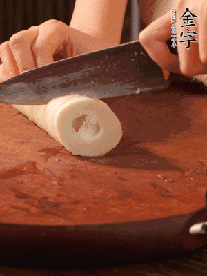 春筍去殼切滾刀塊，焯水備用。